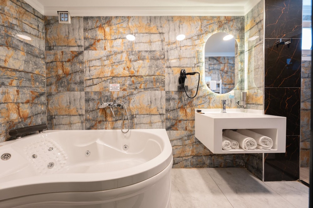 Eagle Palace Suites 50/50