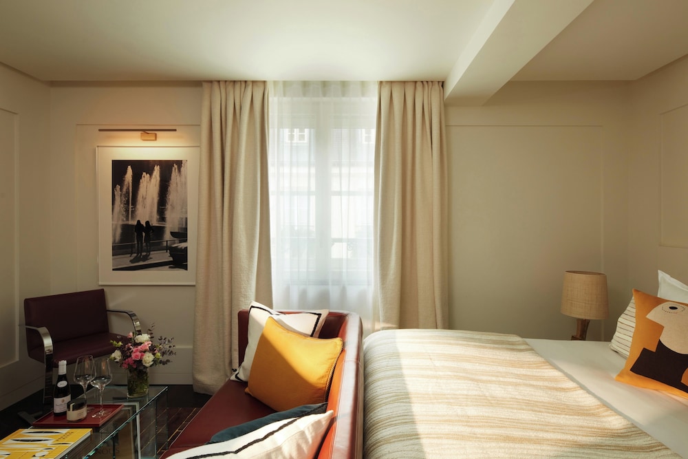 SUPERIOR, QUEEN BED