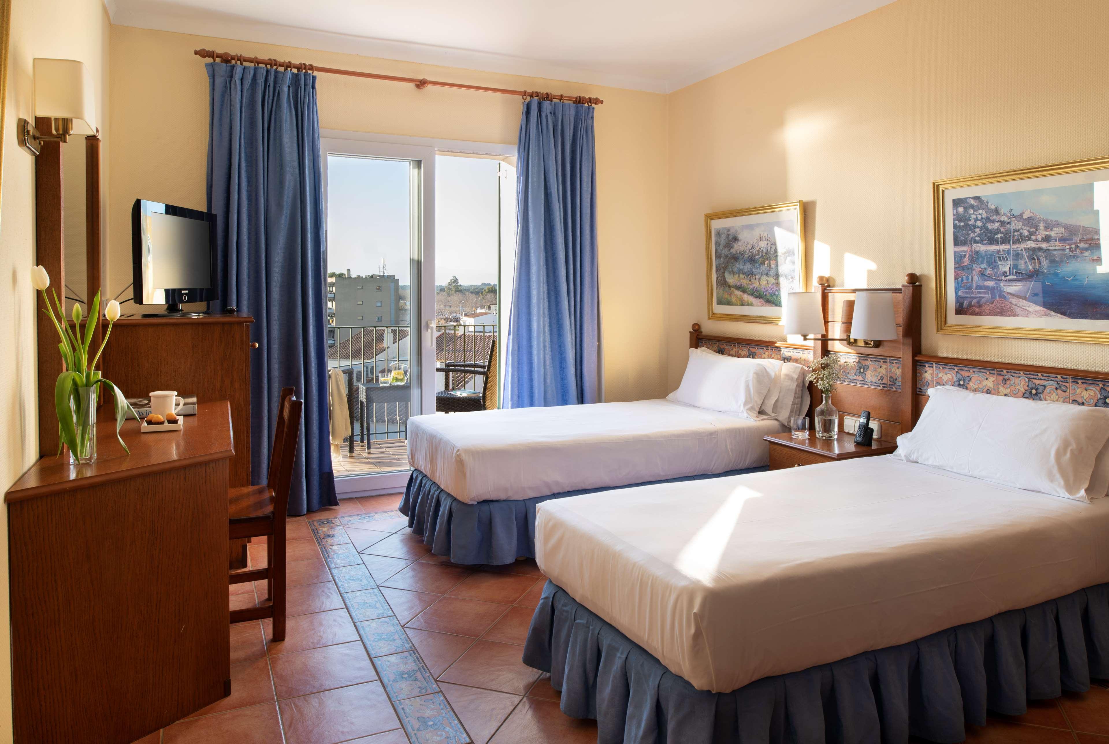 Room, Double Bed, with Extra Bed, Side Sea View