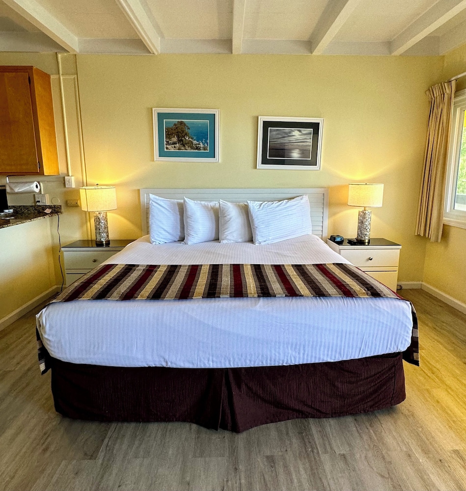 Suite, King Bed, Side Ocean View
