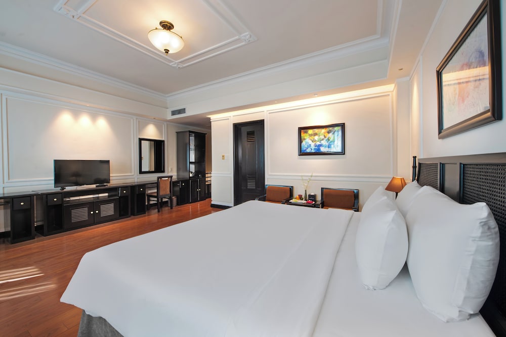 Deluxe, King Bed, French Building