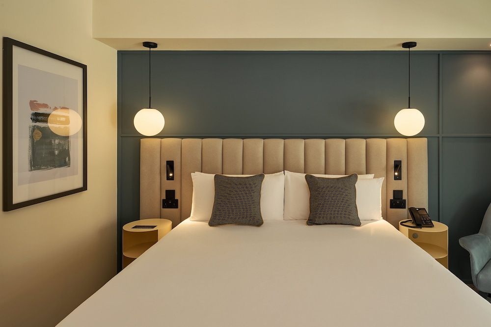 غرفة قياسية بسرير كينج بإطلالة على المدينة بشرفة، voco Malta by IHG 8/10