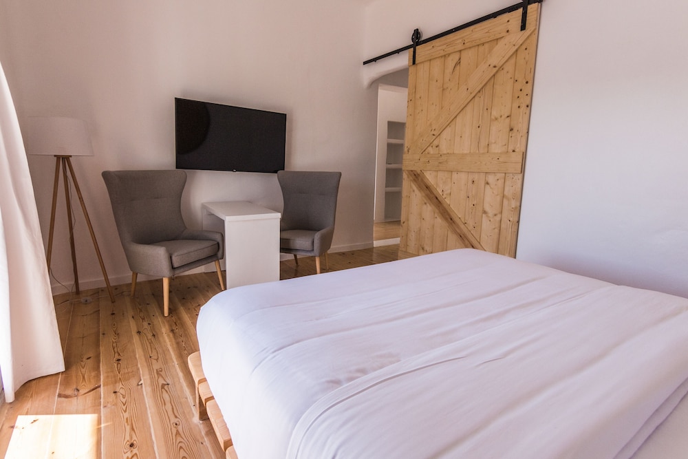 SALT SUITES & EXECUTIVE ROOMS 23/56