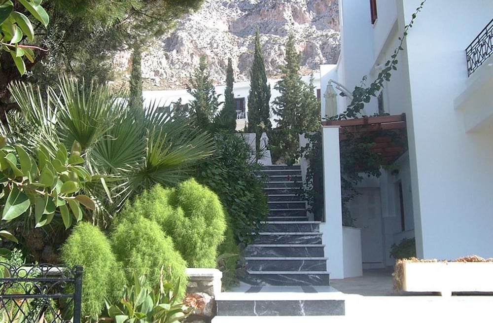 Oasis Hotel 23/25