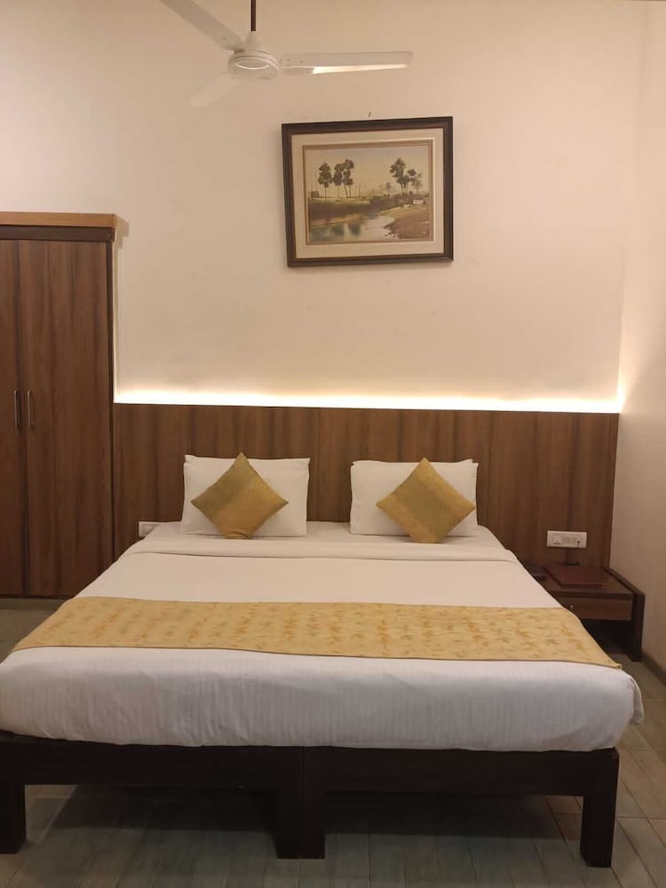 Vintage, Connecting, 2 King Beds, Zara's Resort 3/10