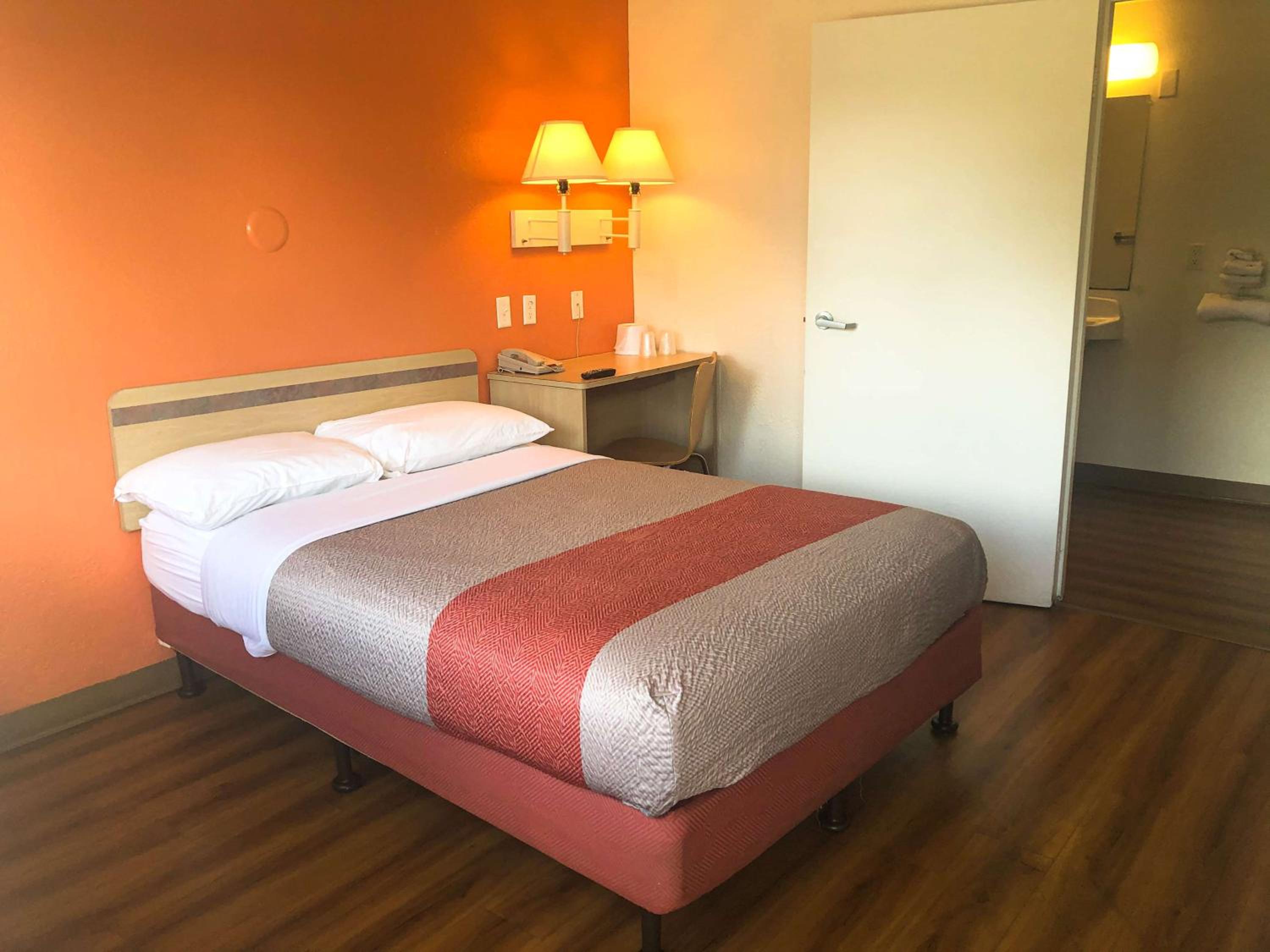 1 Full Bed - Micfridge، Motel6 Jacksonville, FL - Orange Park 9/10