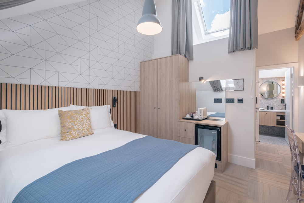 ROOM, SINGLE, QUEEN BED
