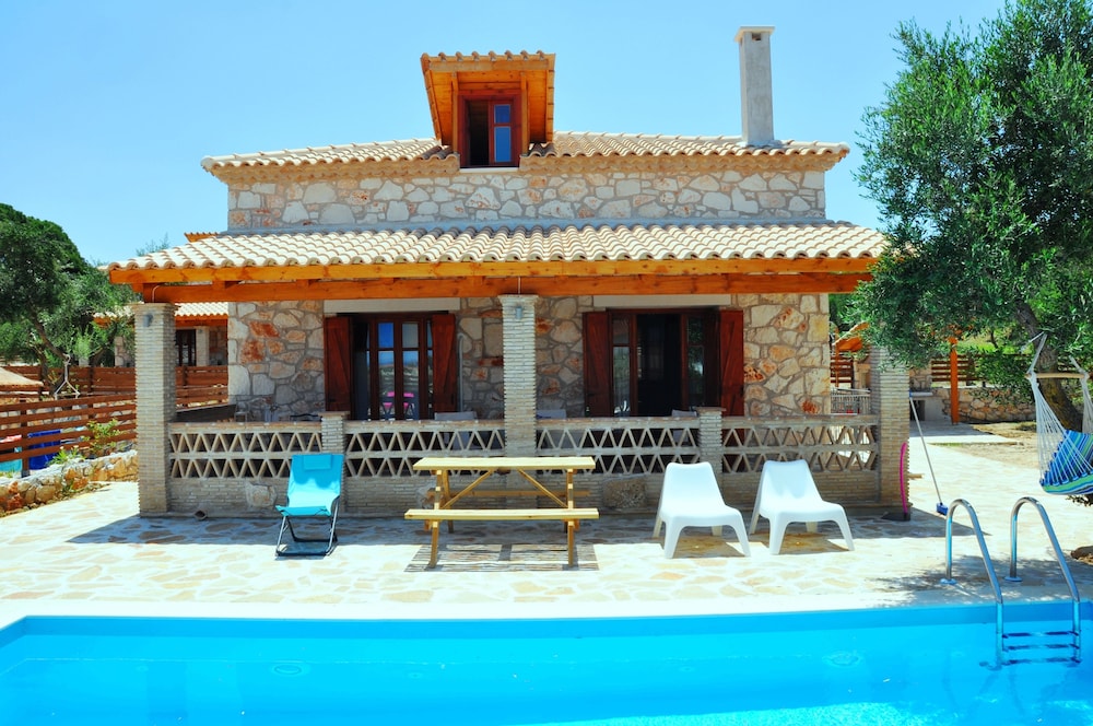 Alegria Villas 3/48