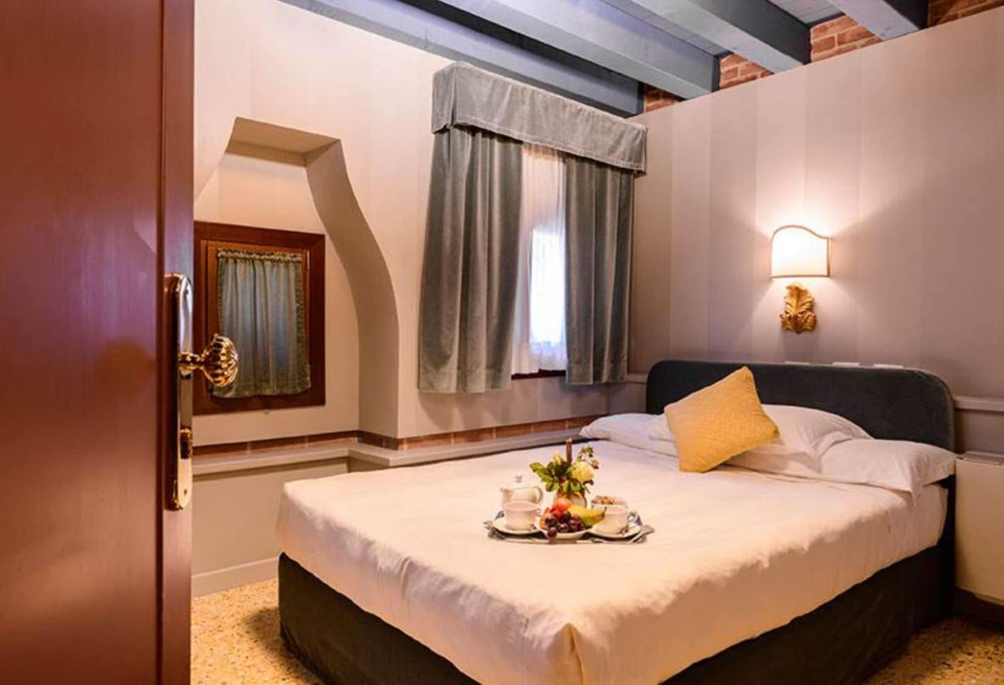 ROOM, SINGLE
