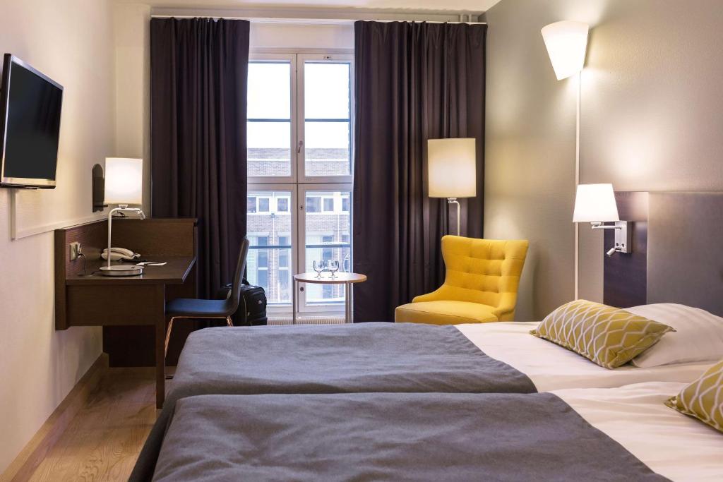 SUPERIOR, QUEEN BED