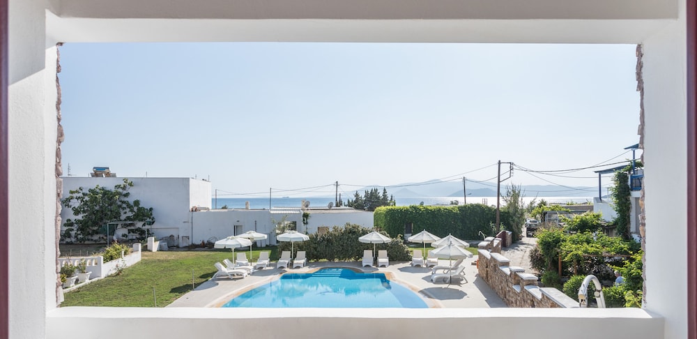 Ariadne Hotel 71/74