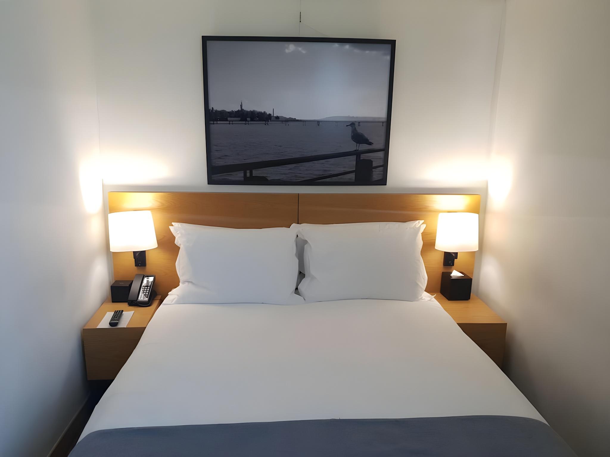 Semi Room, King Bed, Corner