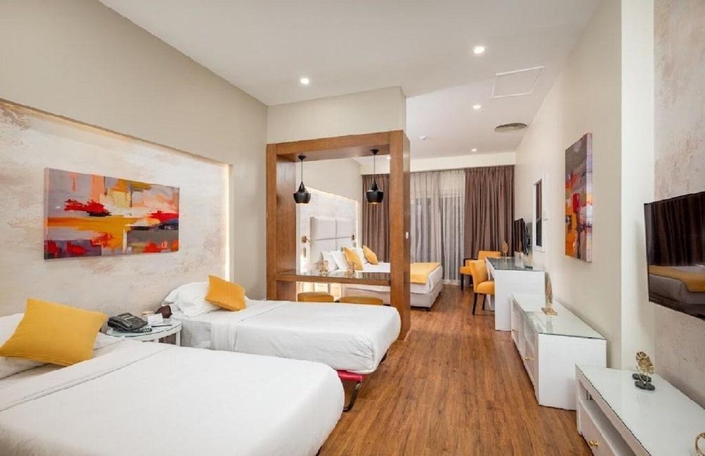 JUNIOR SUITE, KING BED, GARDEN VIEW