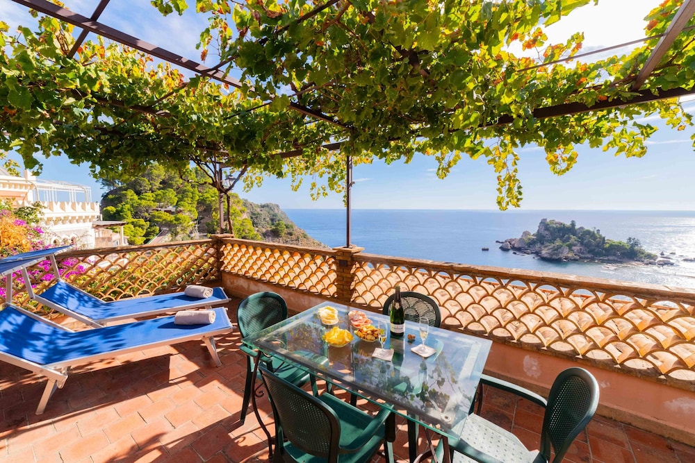 Mendolia Beach Hotel 35/47