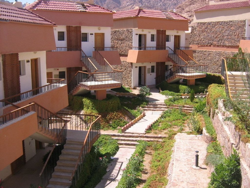 Catherine Plaza 48/48