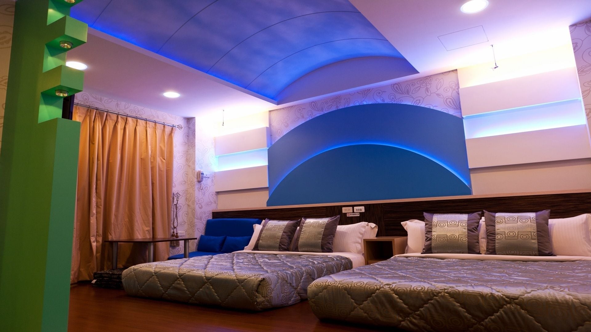 STANDARD, QUADRUPLE, 2 DOUBLE BEDS