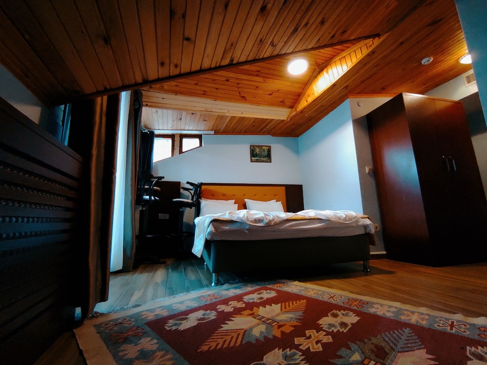 Hill River Hotel 14/44