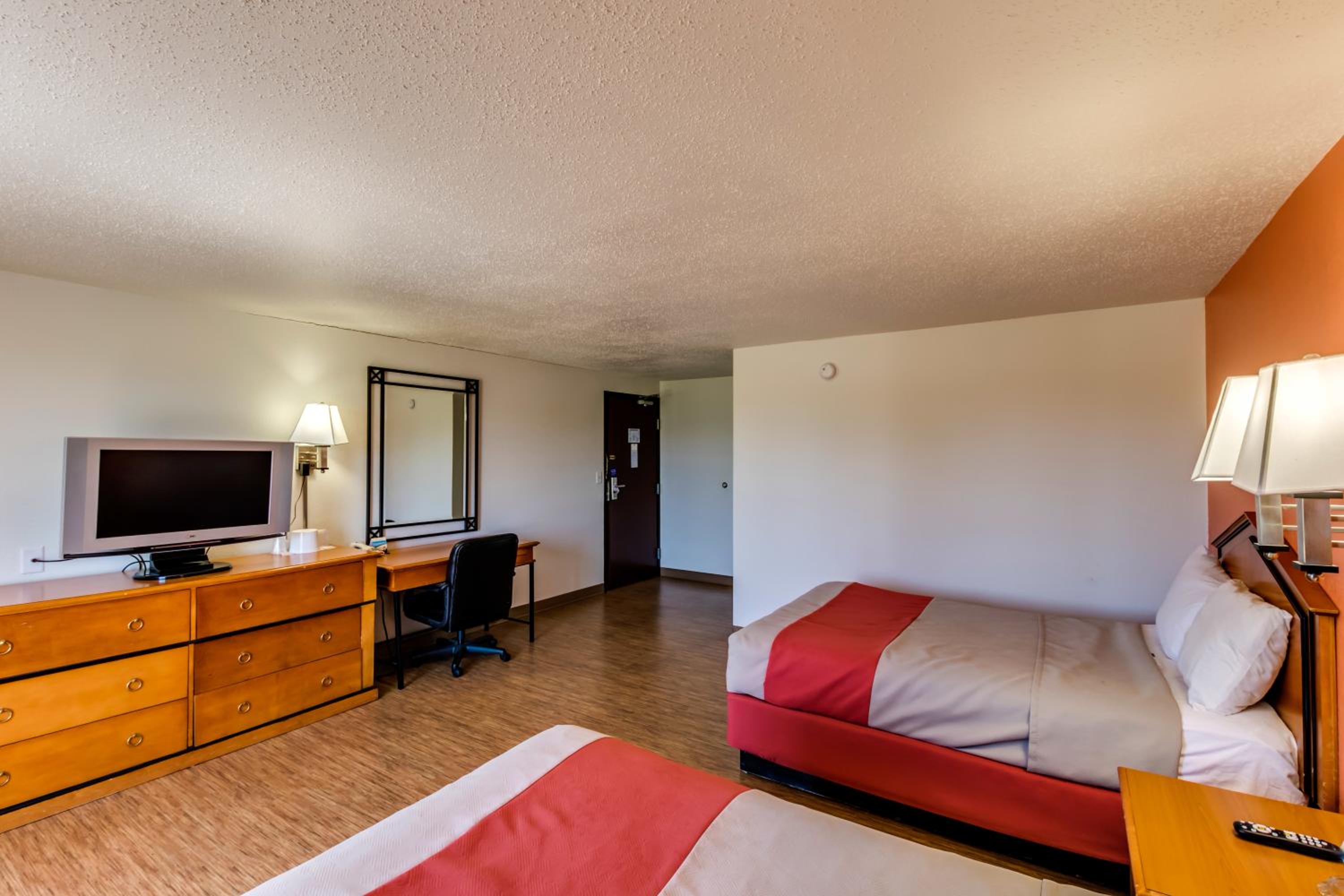 Deluxe, Quadruple, Motel6 Albert Lea, MN 8/10