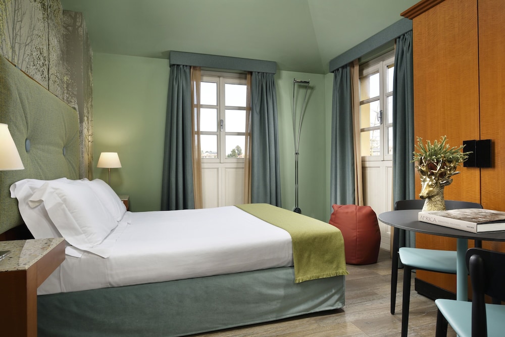 ROOM, TRIPLE