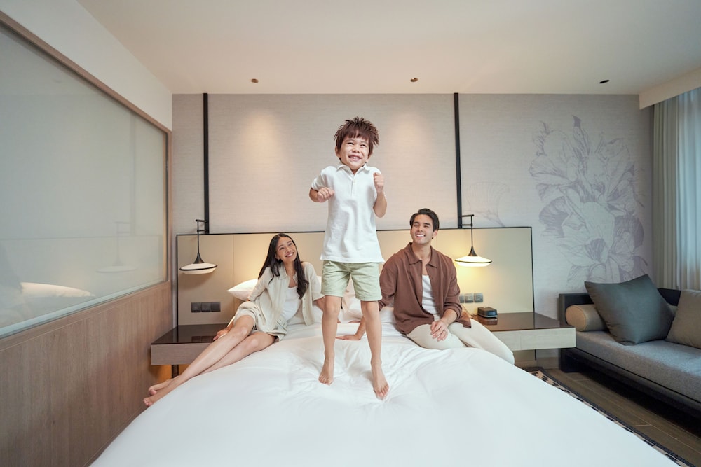 غرفة ديلوكس بسرير كينج بشرفة، Courtyard by Marriott Bangkok Suvarnabhumi Airport 4/7