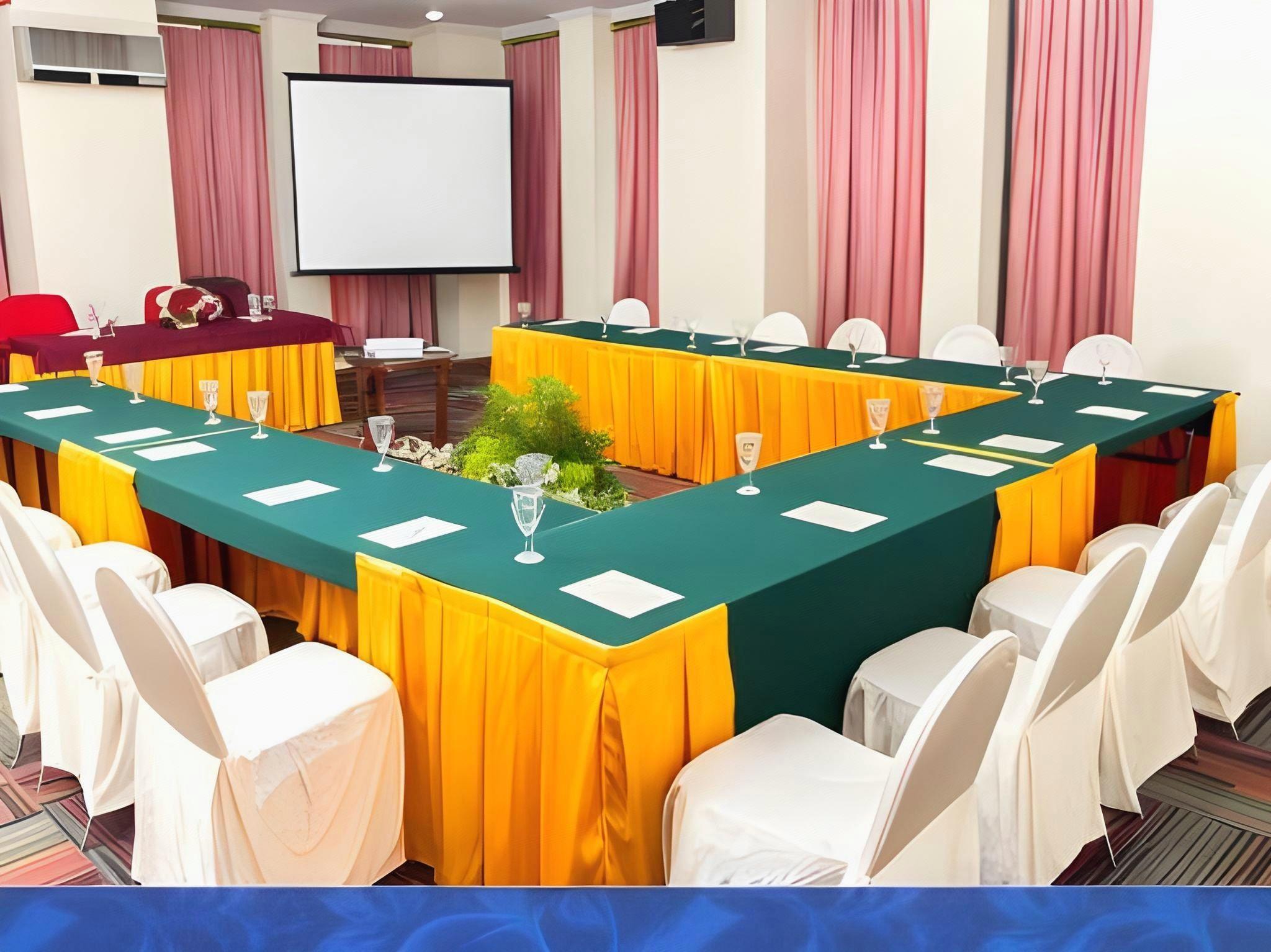 Abadi Hotel & Convention Center 40/50