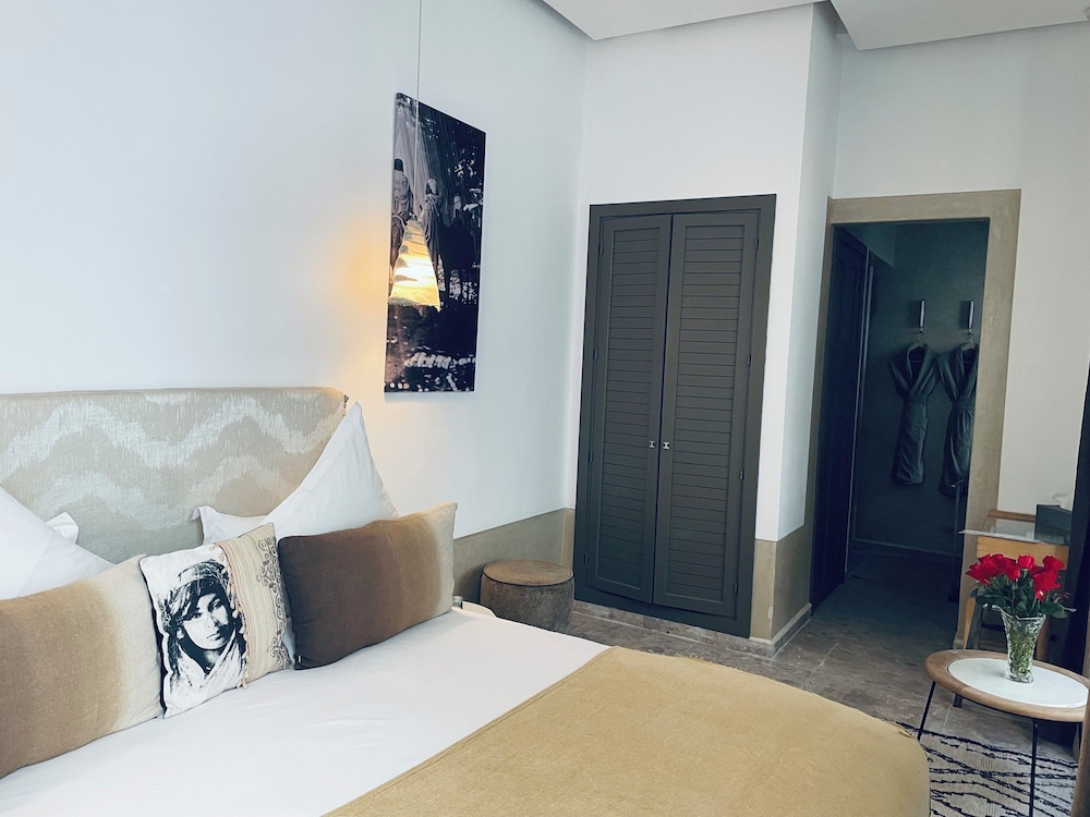 DESIGN, QUEEN BED