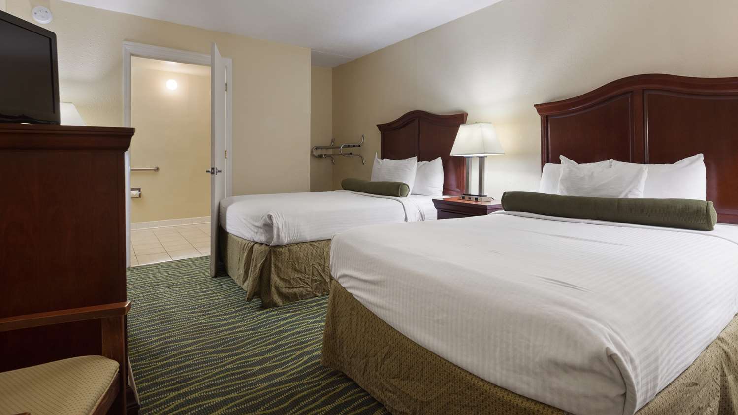 غرفة بسريرين مزدوجين لذوي الإعاقة