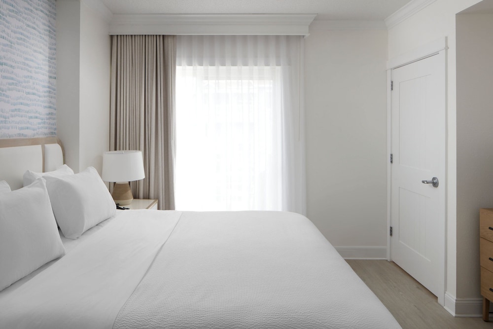 1 Bedroom, Suite, King Bed, City View, Sofa