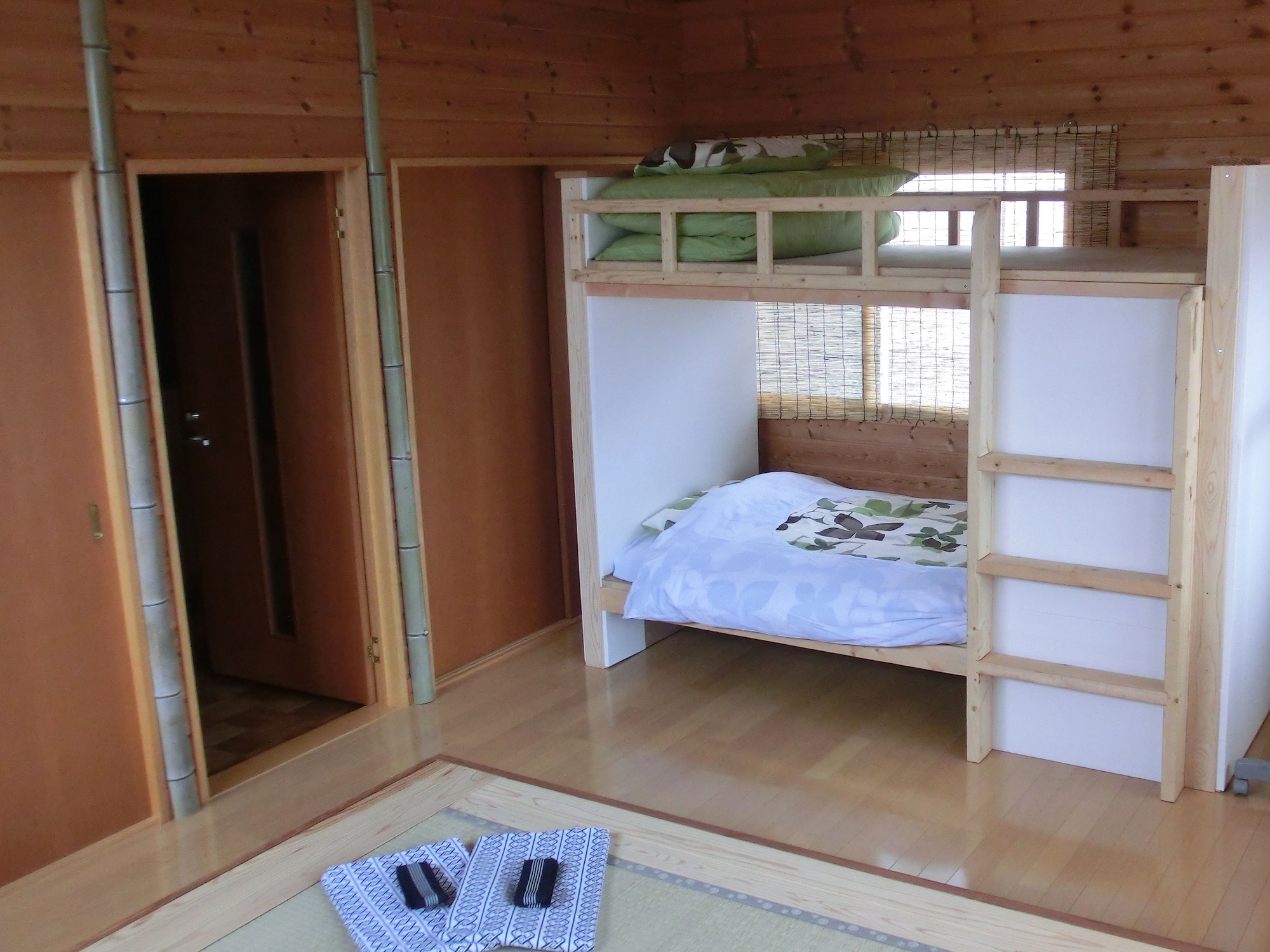 STANDARD, SHARED BATHROOM