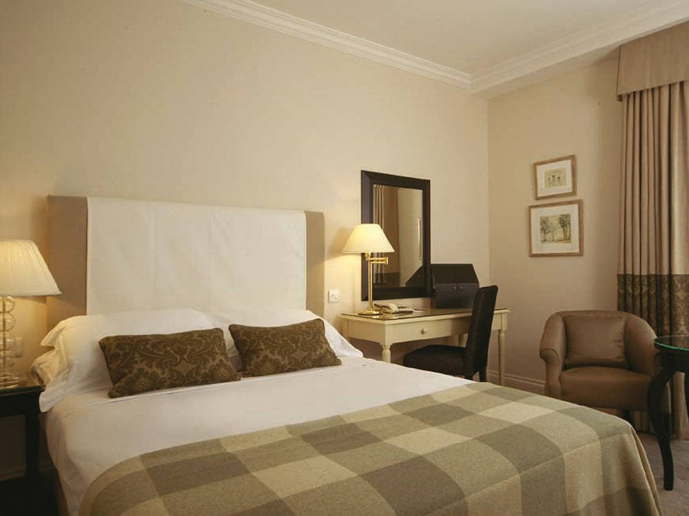 غرفة قياسية بسريرين منفصلين، Macdonald Frimley Hall Hotel And Spa 2/5