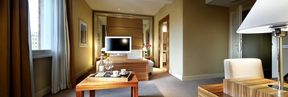 Room, Queen Bed, Jetted Tub