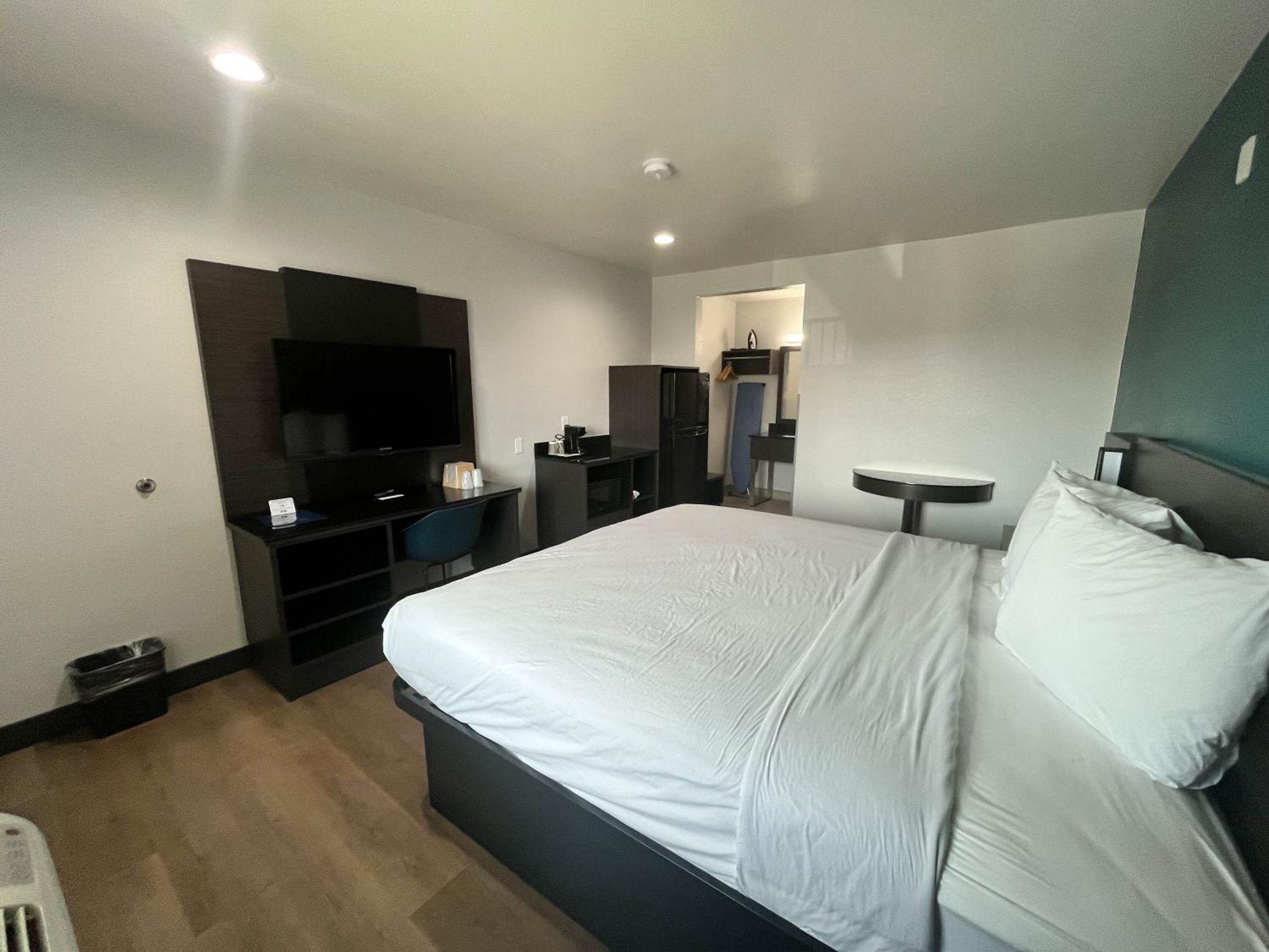 Room at Studio6 Suites Escondido, CA, ESCONDIDO - CA