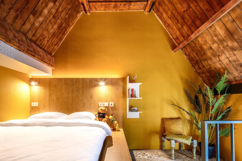 Epic, Queen Bed