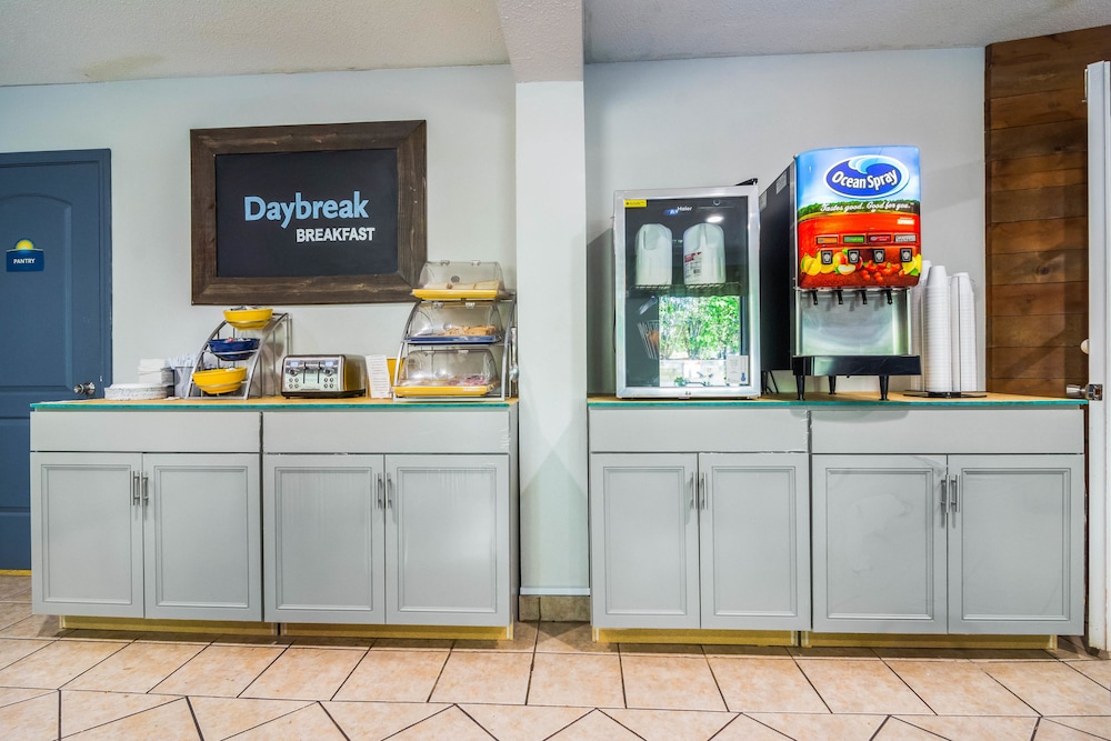 Days Inn by Wyndham Raleigh Glenwood Crabtree 10/52