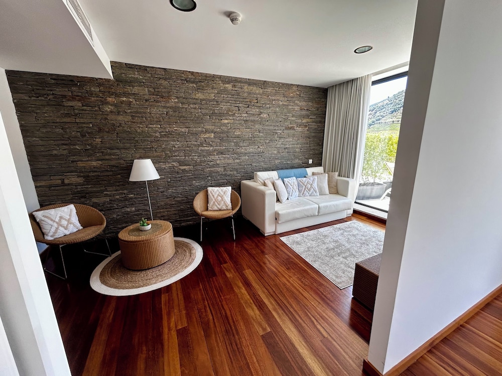 LBV HOUSE HOTEL 33/50