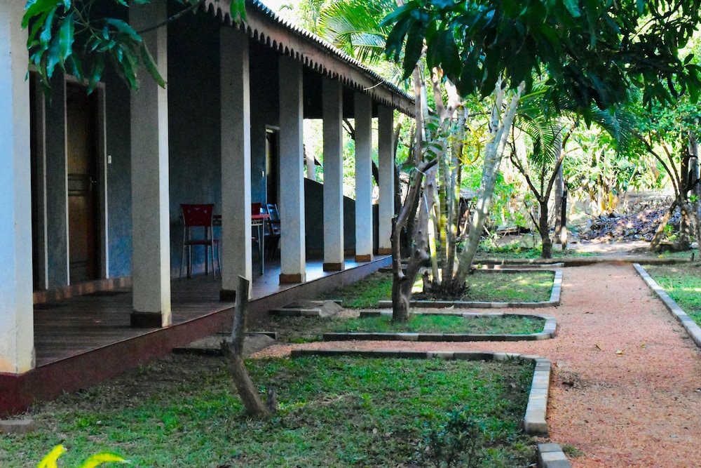 Green Hut Hotel And Restaurant. 39/50