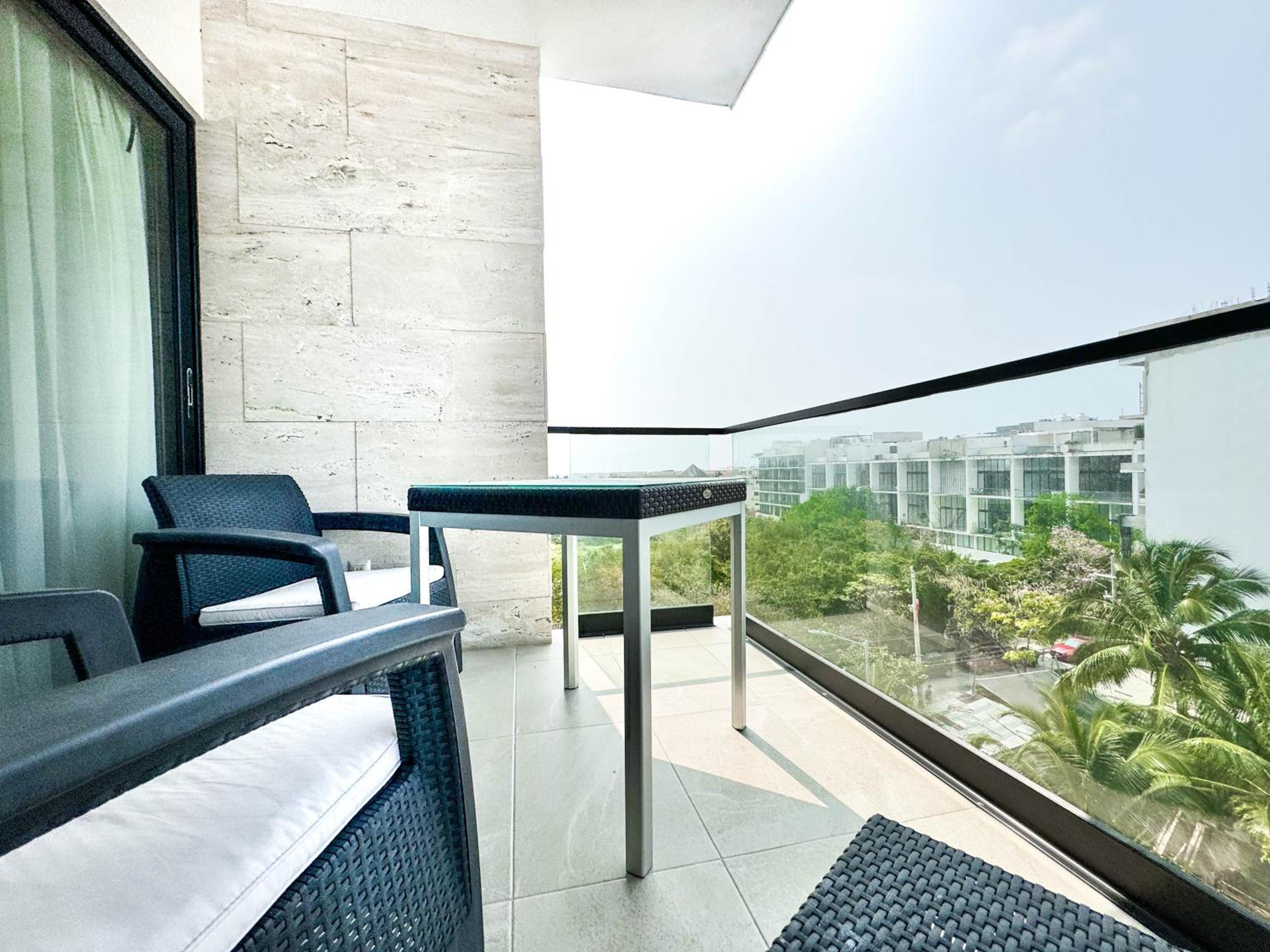 غرفة ديلوكس بسرير كينج بشرفة، Grand Fifty Suites 10/10