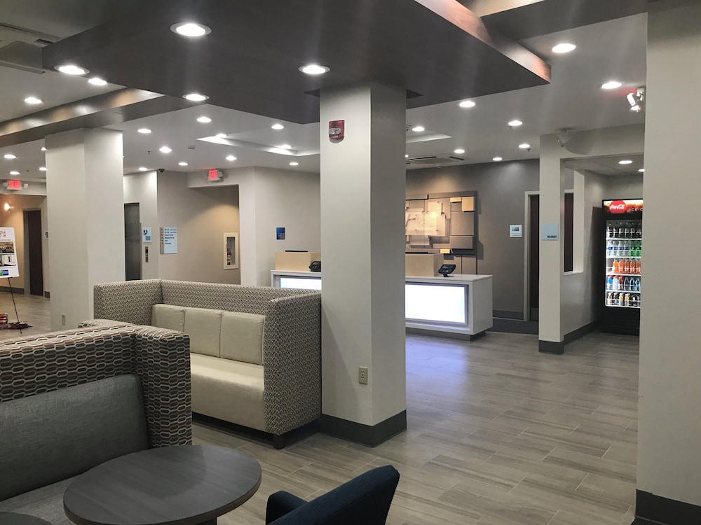 Holiday Inn Express Hotel & Suites Canton 7/37