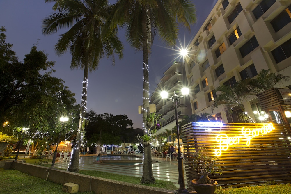 Charoen Hotel 65/71