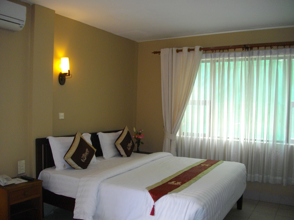 Lux Riverside Hotel & Apartment 12/99