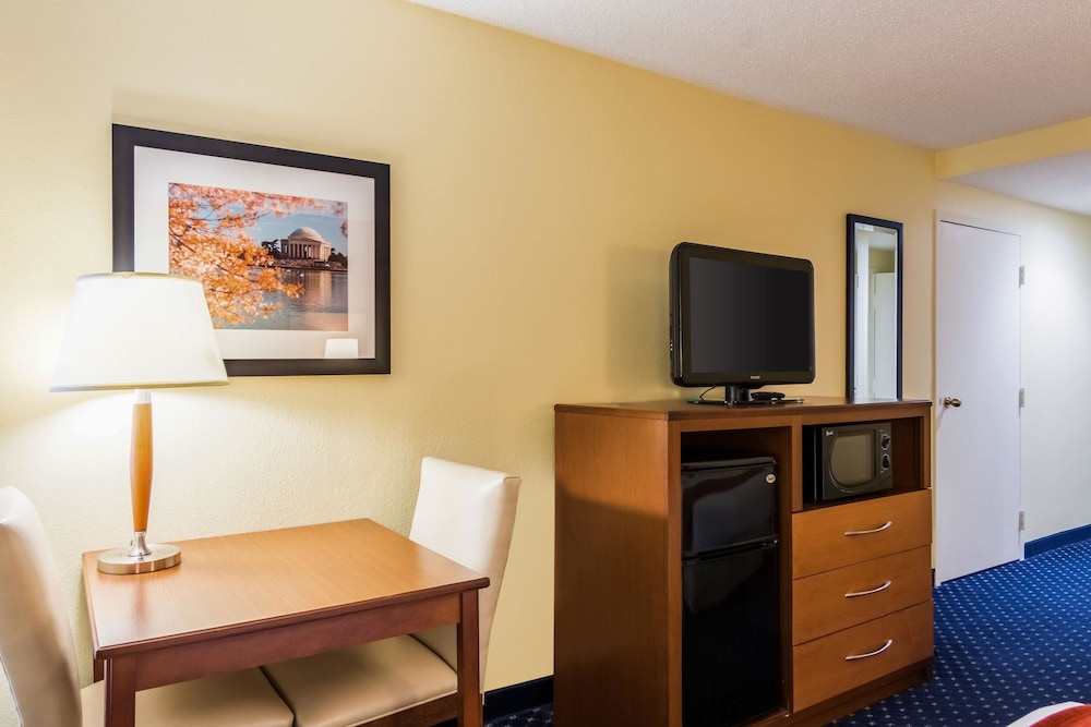Fairfield by Marriott Inn & Suites Clinton 40/43