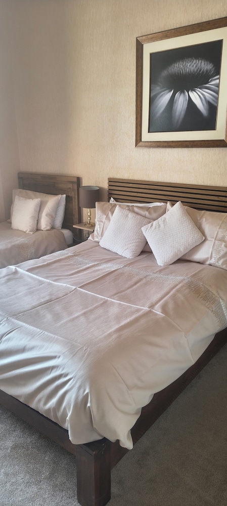 Family, 1 Double and 1 Single Bed, The Sands 9/10