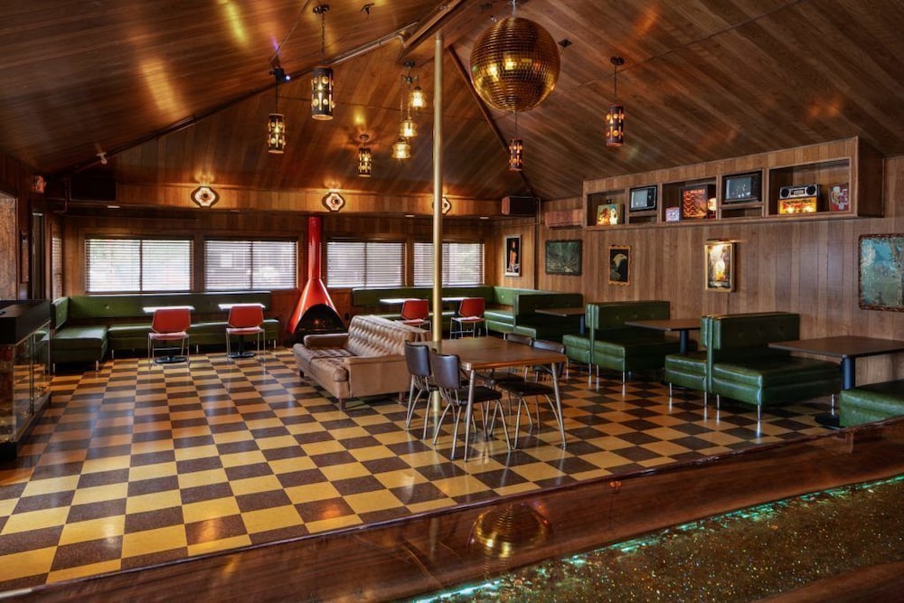 The Dive Motel & Swim Club 43/45