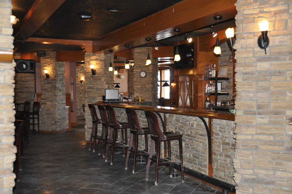 Twin Pine Inn & Suites 31/45
