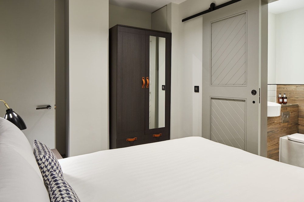 2 BEDROOMS, SUITE