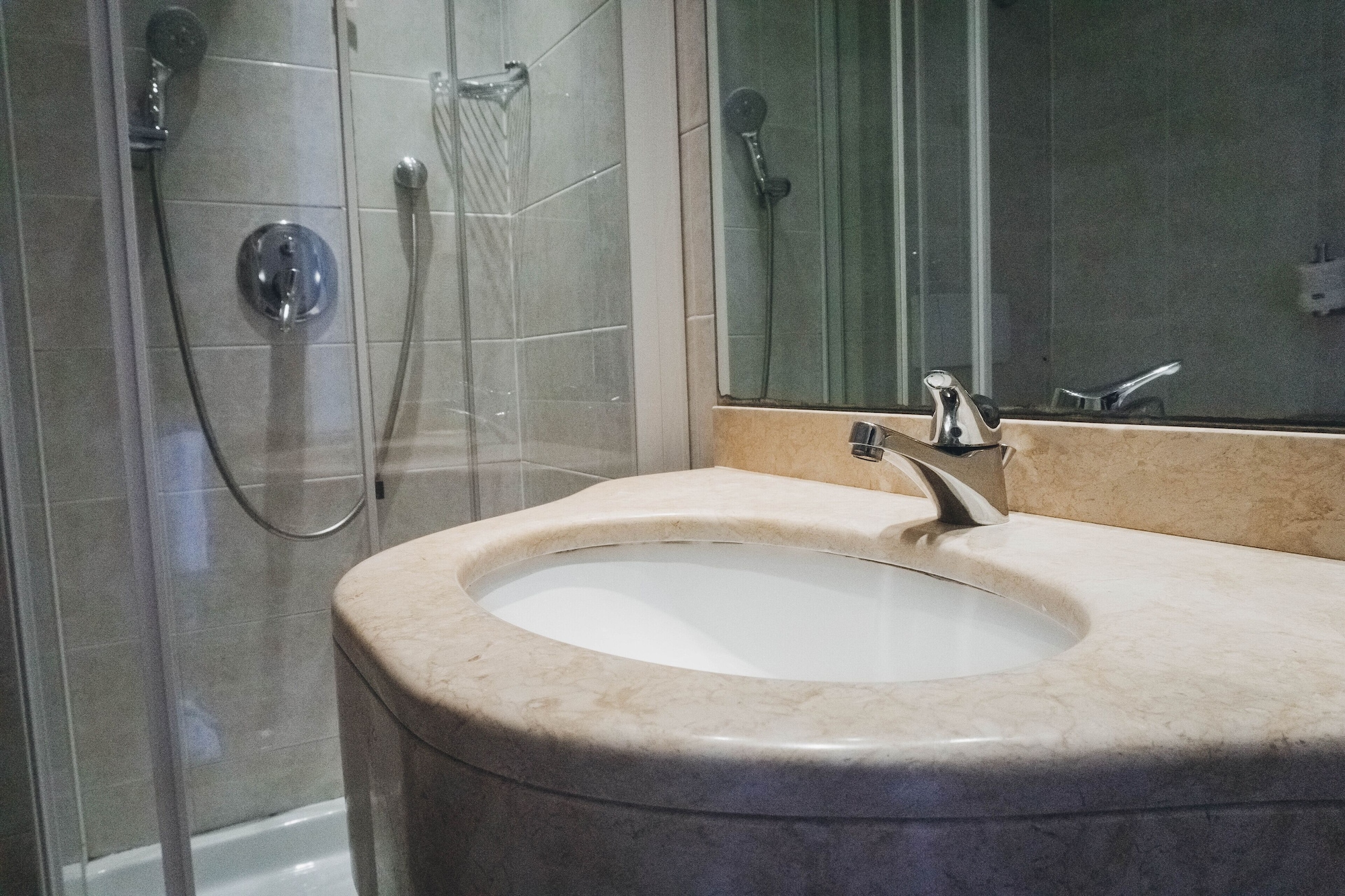 غرفة بسرير مزدوج بإطلالة على البحر بشرفة، Hotel Bobby Executive 9/9