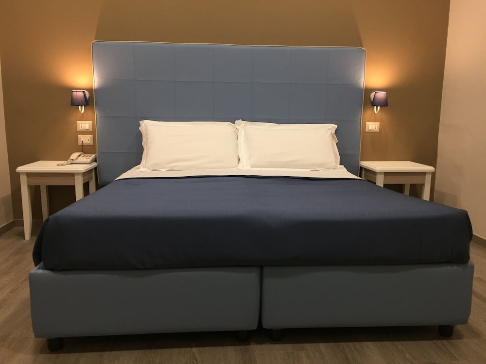 Hotel Magenta 8/24