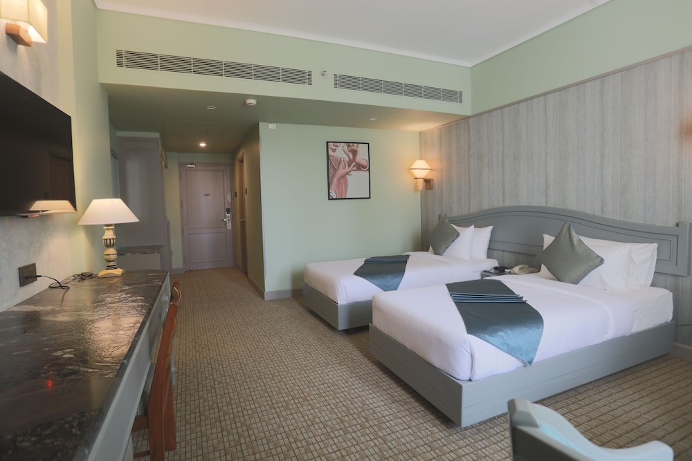 THE INTERNATIONAL HOTEL 21/40