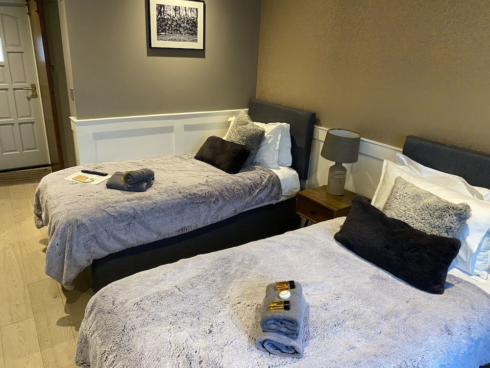 EXECUTIVE, CHALET, KING BED