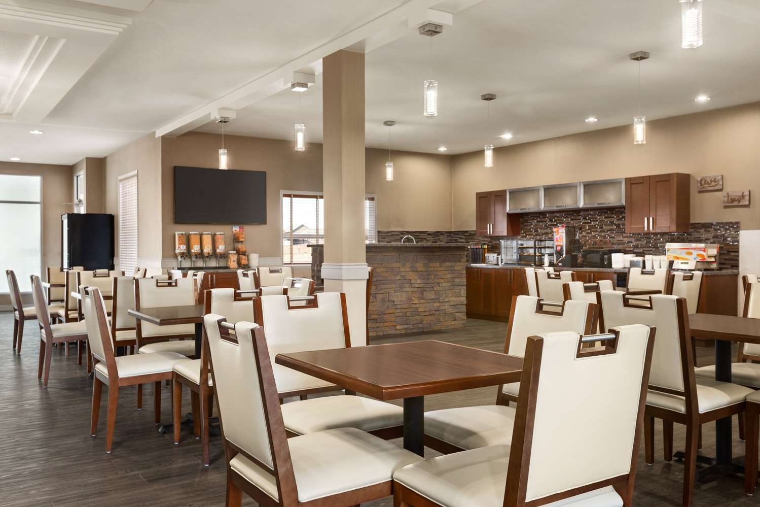 Days Inn and Suites by Wyndham Brooks 31/34
